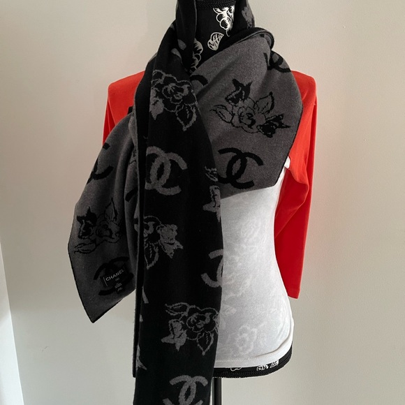 CHANEL 100% CASHMERE SCARF WITH CC LOGO AND CLASSIC FLOWERS ❤️❣️ - Picture 8 of 10